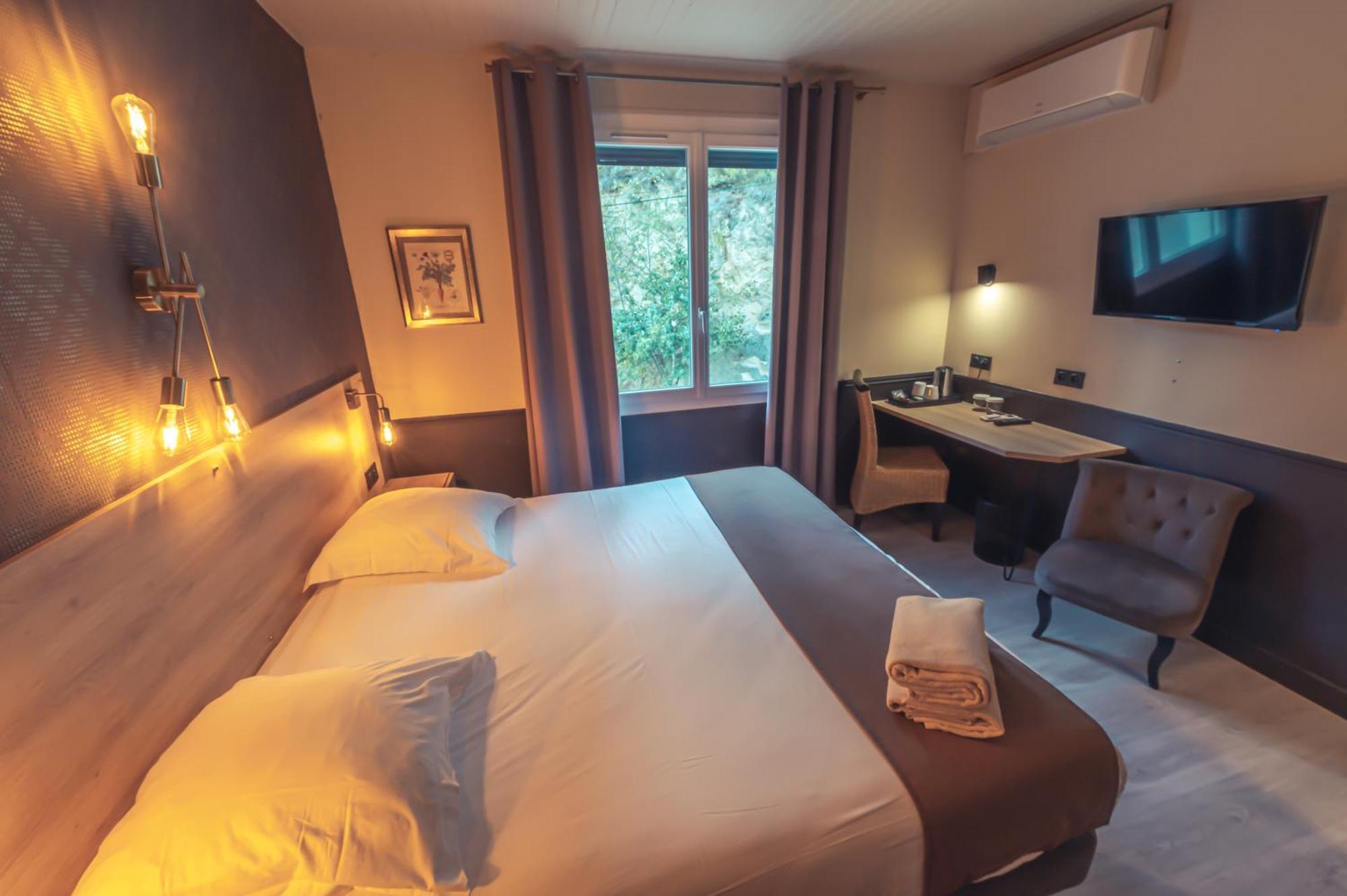 Logis Hotel Restaurant Le Plantevin Propiac Екстер'єр фото