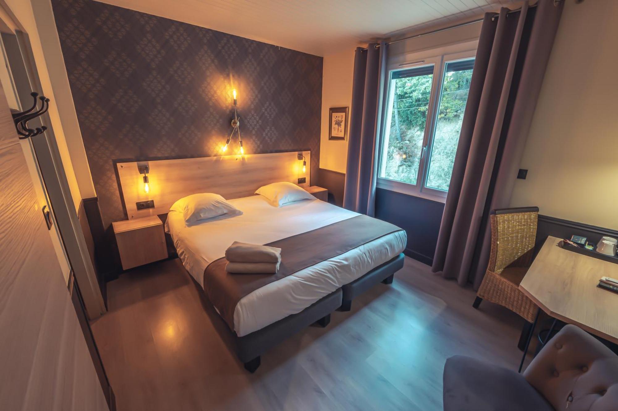Logis Hotel Restaurant Le Plantevin Propiac Екстер'єр фото
