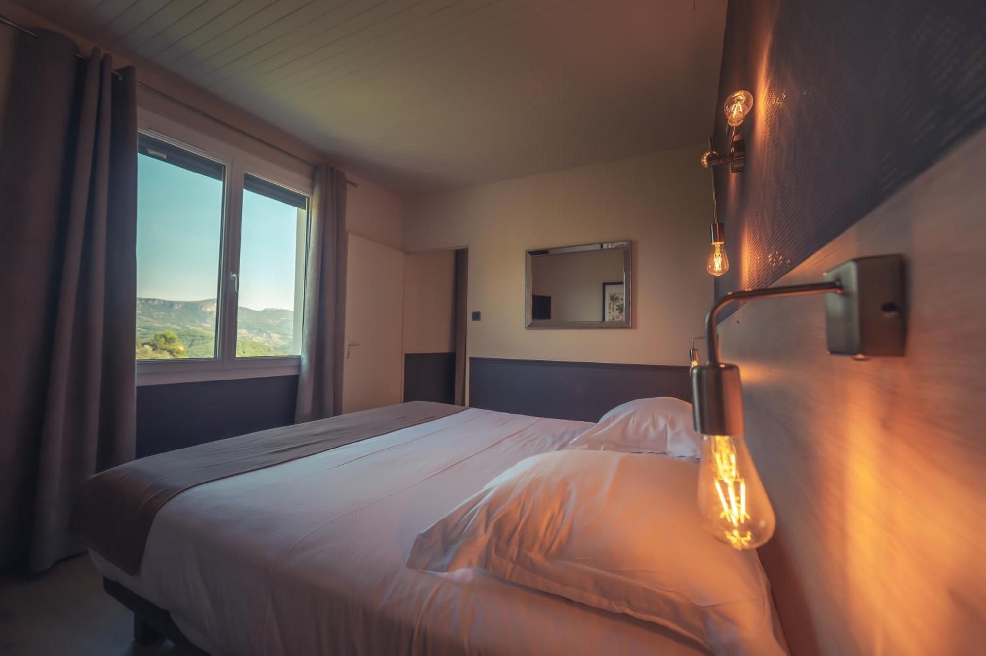 Logis Hotel Restaurant Le Plantevin Propiac Екстер'єр фото